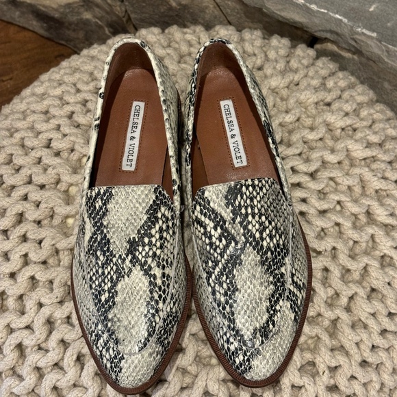 Chelsea & Violet Women's Leather Snakeskin Pattern Flats SZ 5.5 - Picture 5 of 9